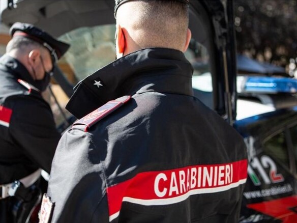 Tentava di rubare materiale natalizio da un supermercato. Arrestato un uomo