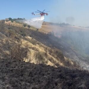 (Video) MOSCIANO. VASTO INCENDIO A COLLE PIETRO. IMPEGNATO L’ELICOTTERO DEI VIGILI DEL FUOCO