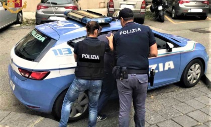 Uomo arrestato per maltrattamenti: aggredisce la compagna incinta e si scaglia contro gli agenti