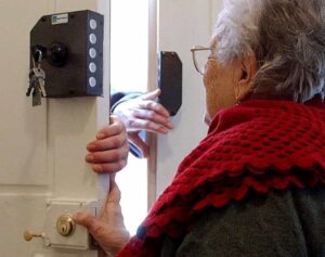 TERAMO. INSEGNANTE 64ENNE VITTIMA DI “SPOOFING”. DERUBATA DI 11MILA EURO