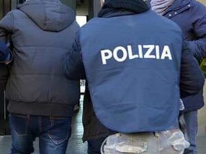 Spaccio nel parcheggio di un supermercato a Bellante, due arresti.