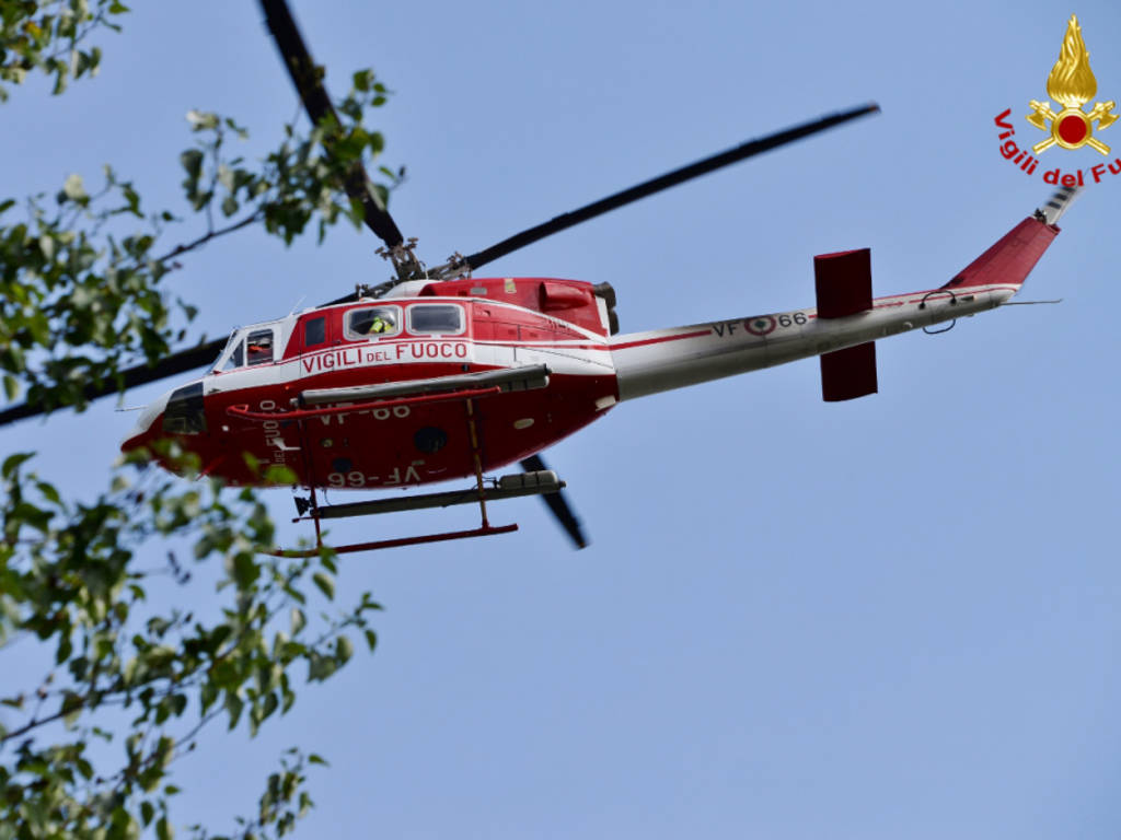 Incendio di bosco e sterpaglie a Canzano. Vigili del fuoco impegnati su area di 4 ettari