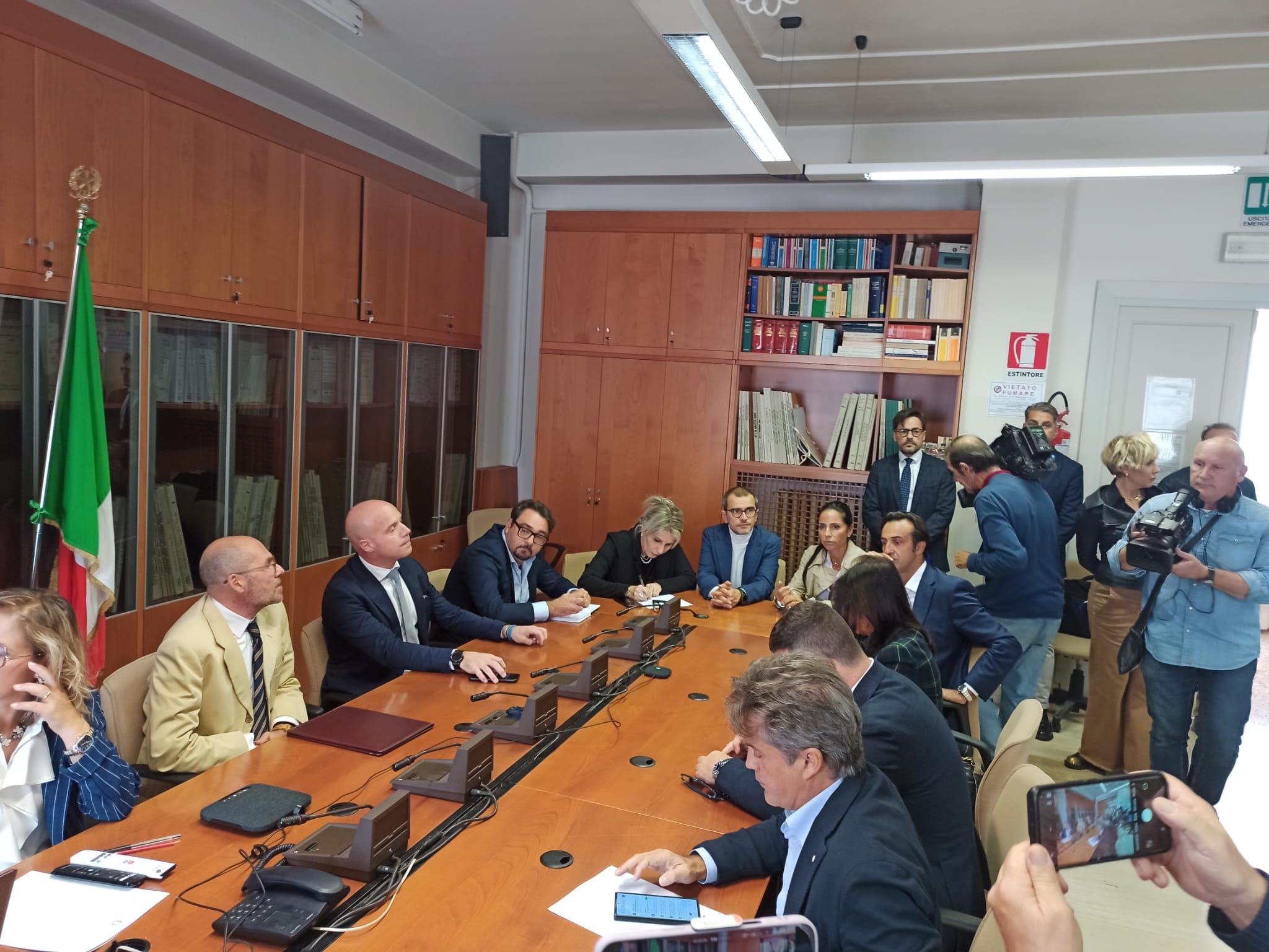 (Video/Foto) Si’ del Prefetto all’eventuale utilizzo dell’ex Consorzio. D’Angelo: “Tre step per riavere una scuola”. Nella speranza di un dissequestro…