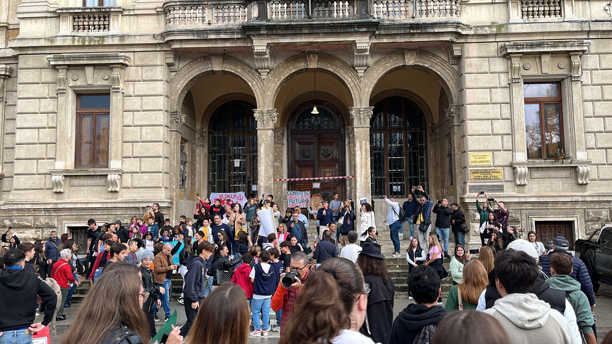 Gli studenti del Delfico disertano le lezioni pomeridiane: “Trovare altre soluzioni e presto”.