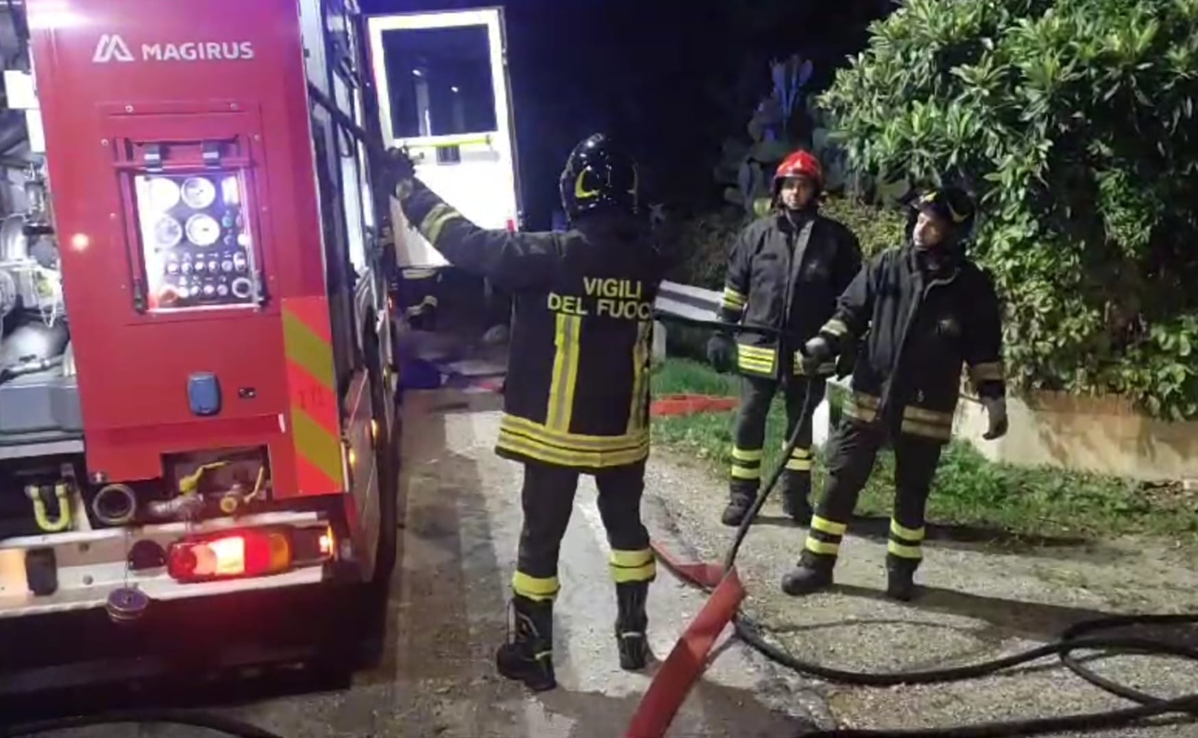 Fiamme in un appartamento a Bellante. Salvi gli occupanti, morto il loro cane  -(video/foto)