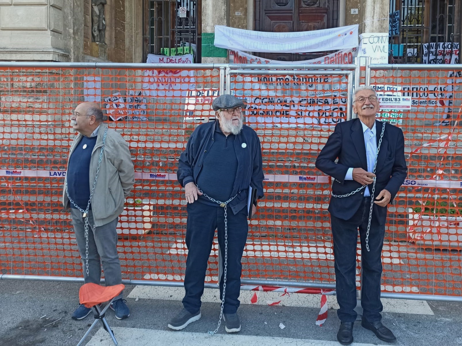 “Liberate il Delfico”. In catene per protesta davanti al liceo