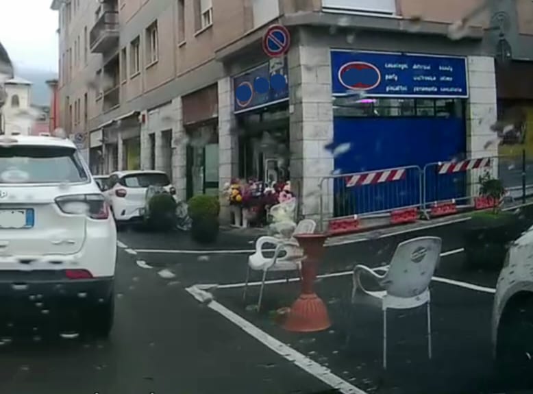 Sedie e oggetti per “riservarsi” il parcheggio sul suolo pubblico. Segnalazione a Teramo Vivi Città