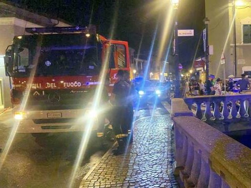 Teramo. Si lancia da un ponticello per sfuggire a un TSO.recupero dei vigili in corso