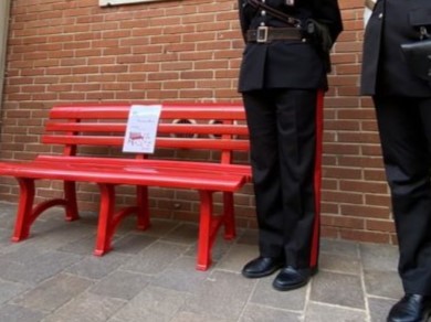 Anche l’Arma con una panchina rossa ricorda la “Giornata contro la violenza sulle donne”.