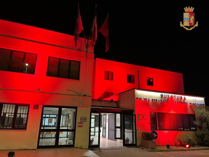 Anche la Questura si è tinta di arancione contro la violenza di genere