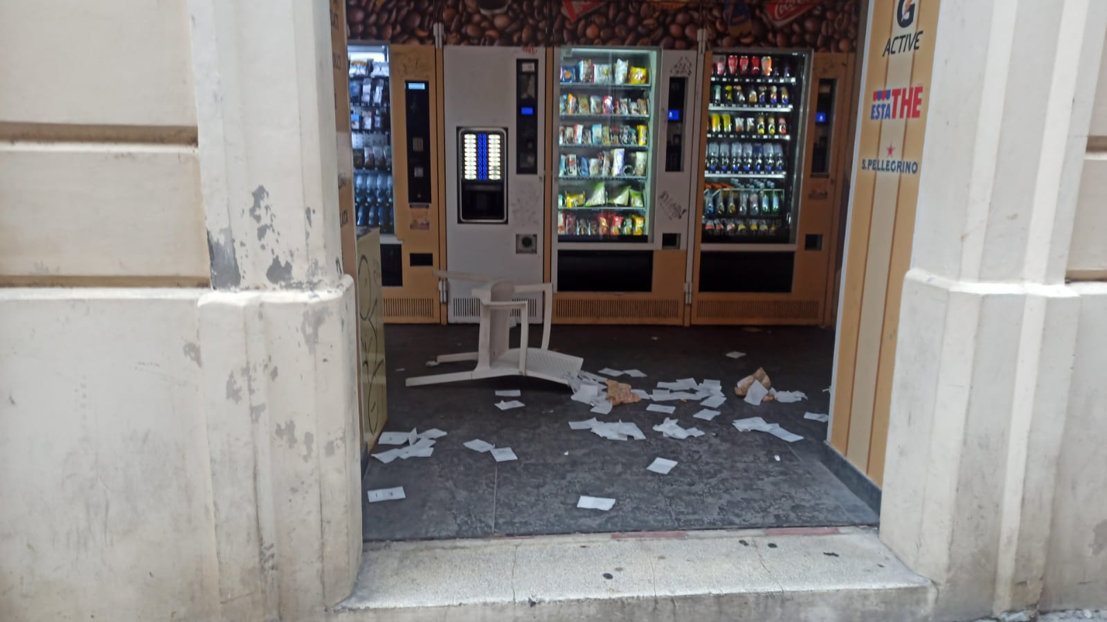 Teramo by night. Vandali al Self Service