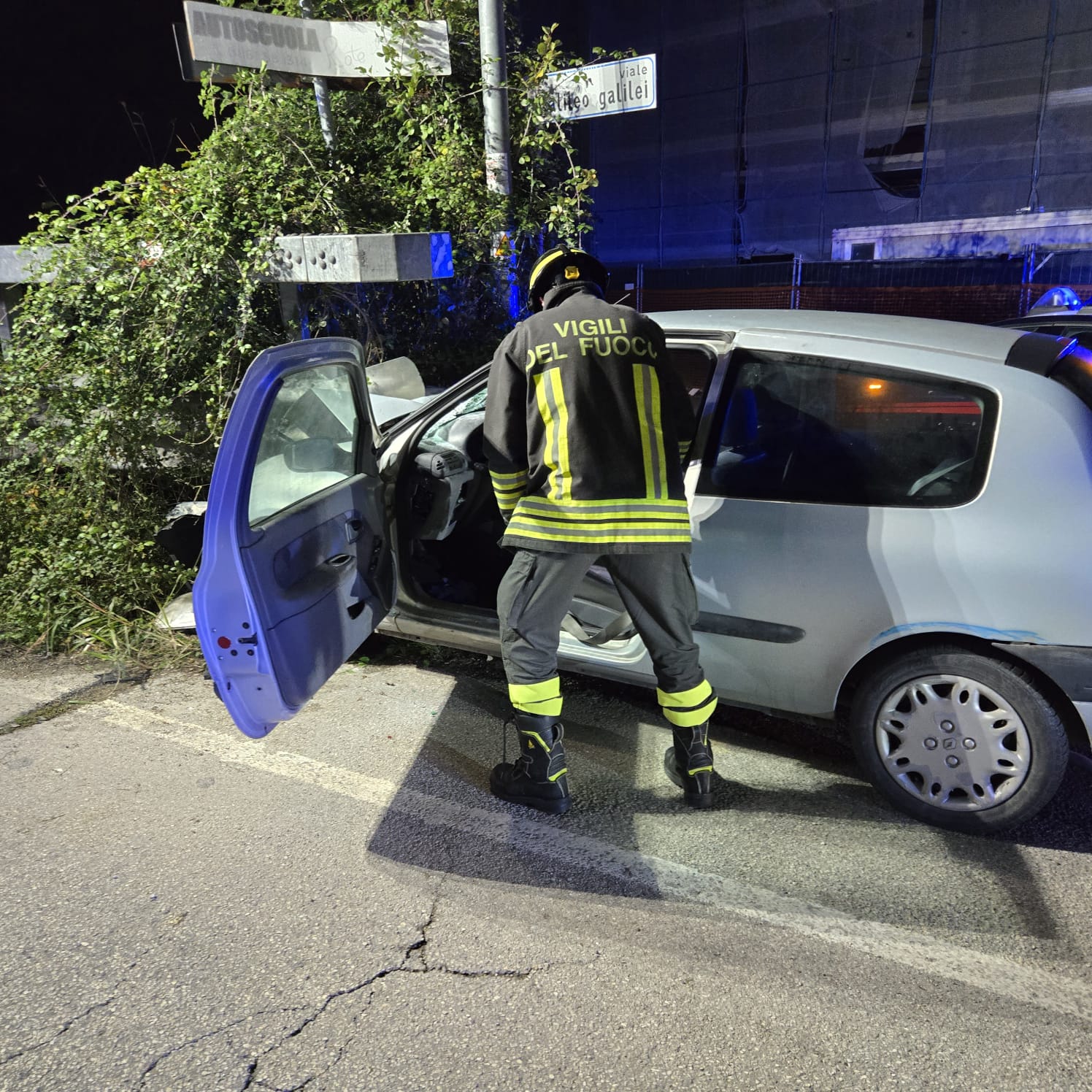 San Nicolò. Si scontra col guard rail e rimane incastrato nell’auto, lo liberano i vigili del fuoco.