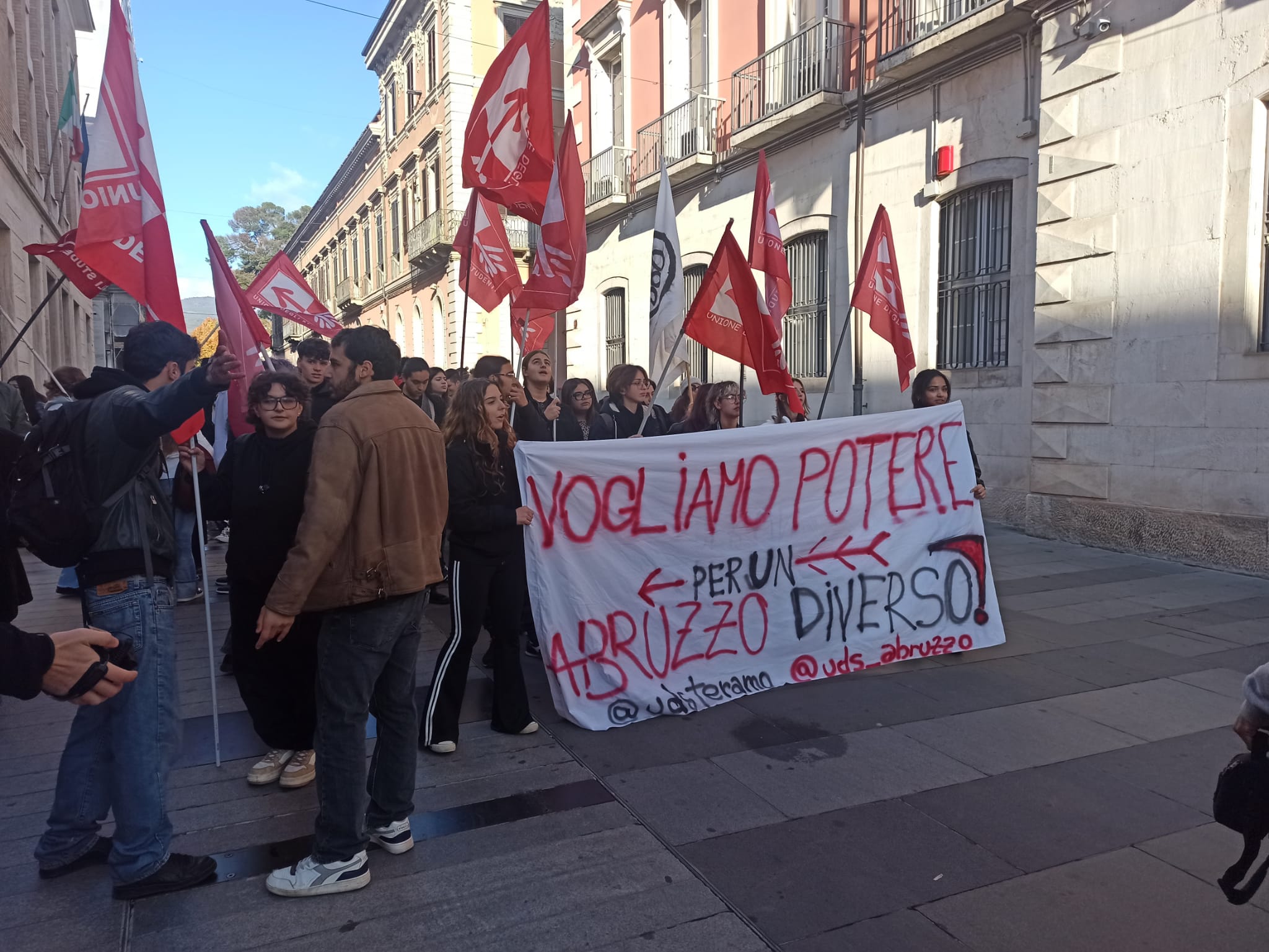 Teramo. Studenti in corteo al grido “Vogliamo potere”. Diritto al trasporto e residenze pubbliche tra le richieste