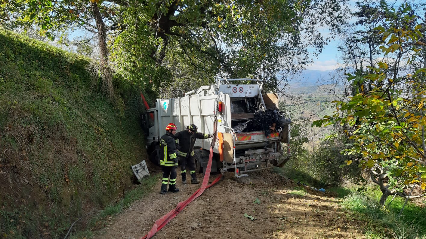 Si ribalta compattatore a Bellante. L’autista, ferito, estratto dai Vigili del Fuoco