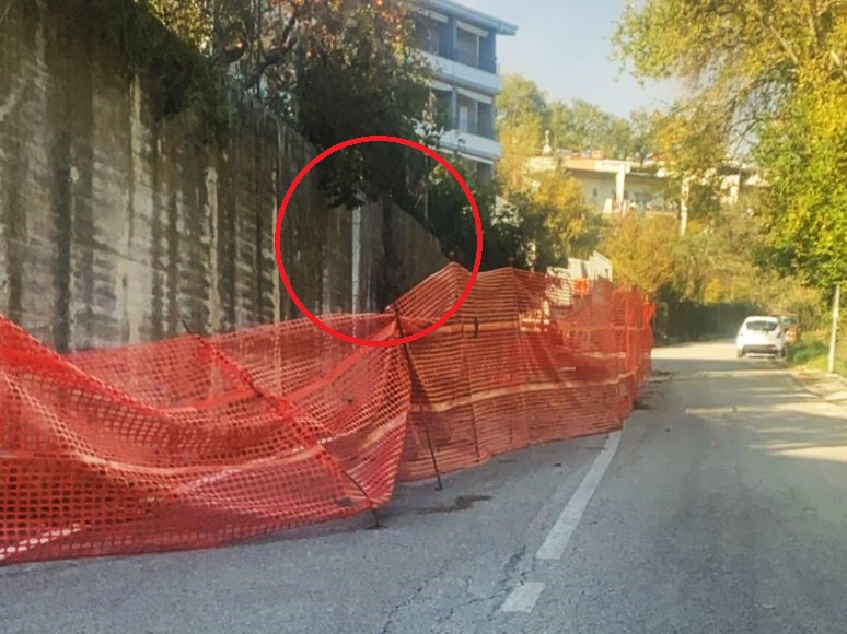 Muro di contenimento “fuori asse” a Scapriano. Un lettore ci scrive