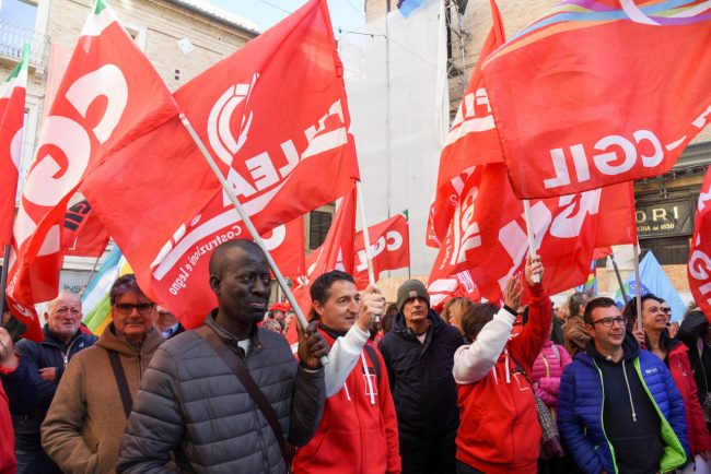 Cgil e Uil: Venerdì sciopero generale. La CISL: “C’è chi sciopera e chi contratta”
