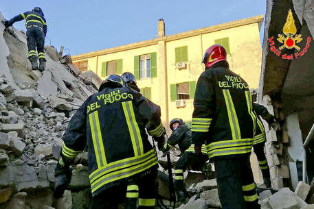 Distrutta da esplosione una palazzina a Città Sant’Angelo.