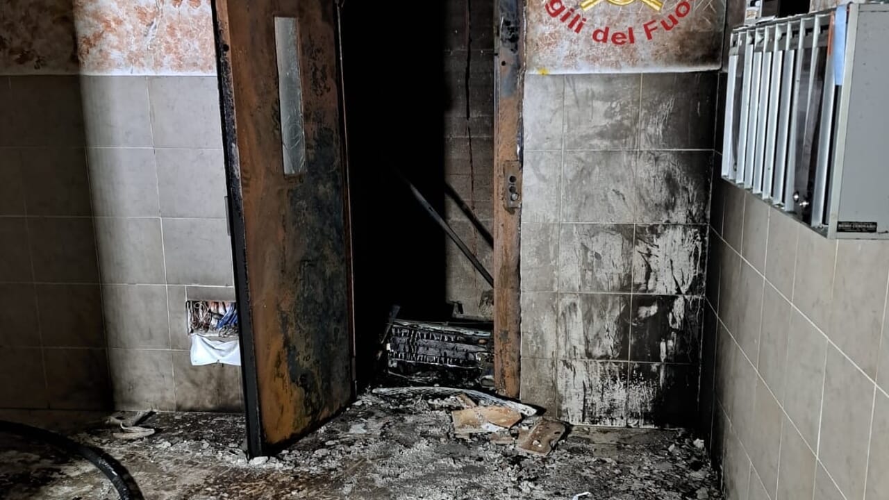 Pescara. Incendio nel condominio: arrestato il piromane, un 40enne con precedenti