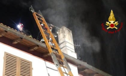 Va a fuoco la canna fumaria de “La Clessidra”, in via Vezzola