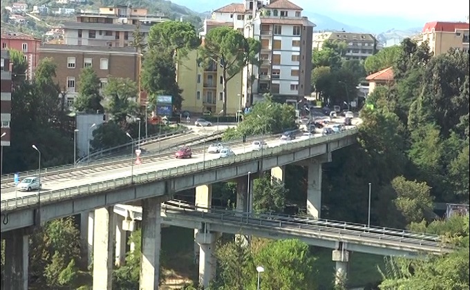 Si butta dal ponte San Gabriele. Lotta tra la vita e la morte