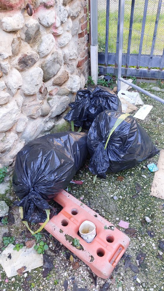 Vico della Recluse: Una discarica a cielo aperto. Un lettore ci scrive
