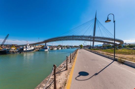 Si getta dal Ponte del Mare di Pescara. Vane finora le ricerche