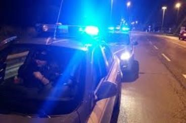 Botte tra magrebini a piazza Garibaldi. Danneggiata auto della polizia