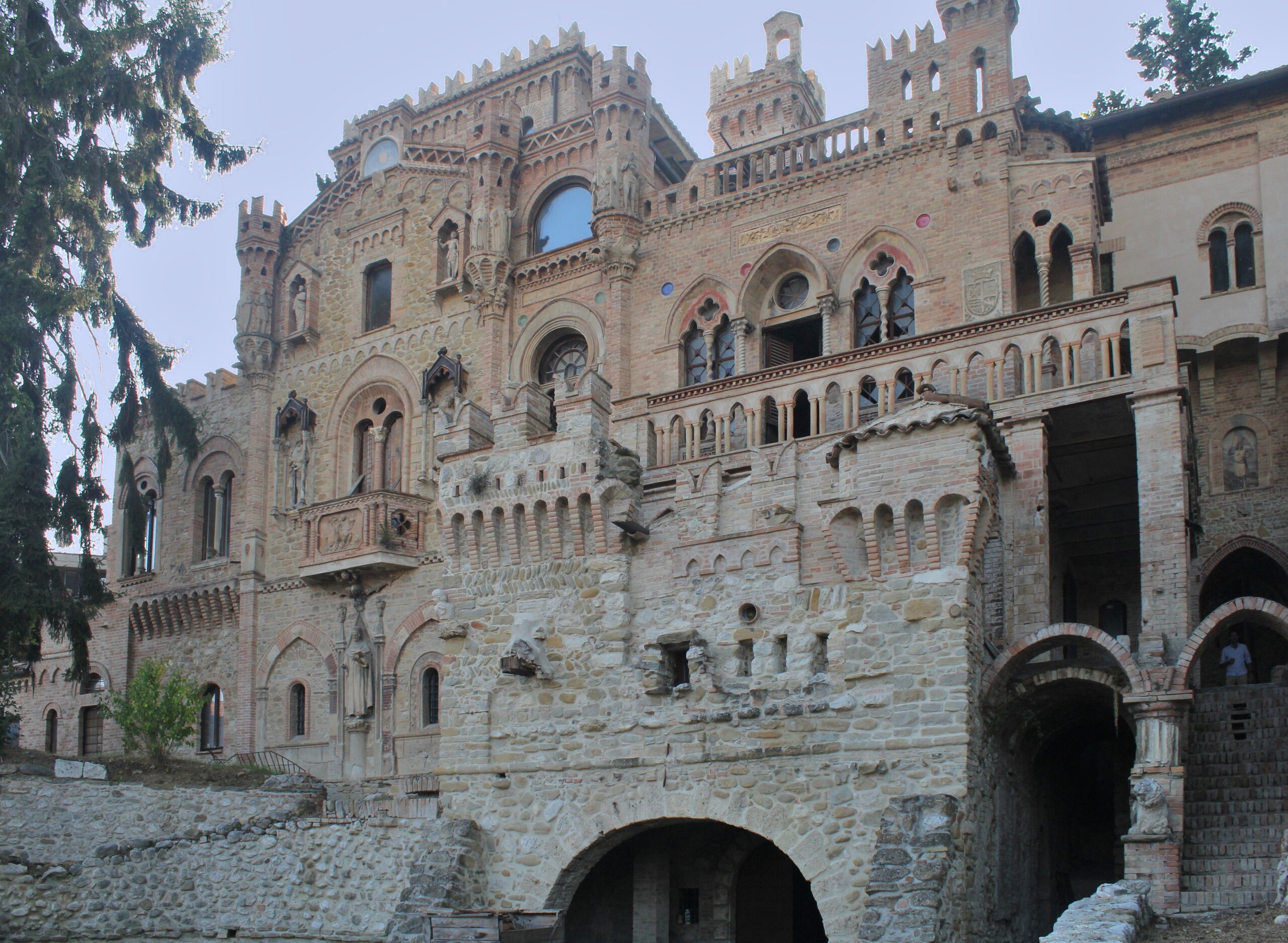 Oh che bel castello! Sì, però è chiuso e pure maltenuto