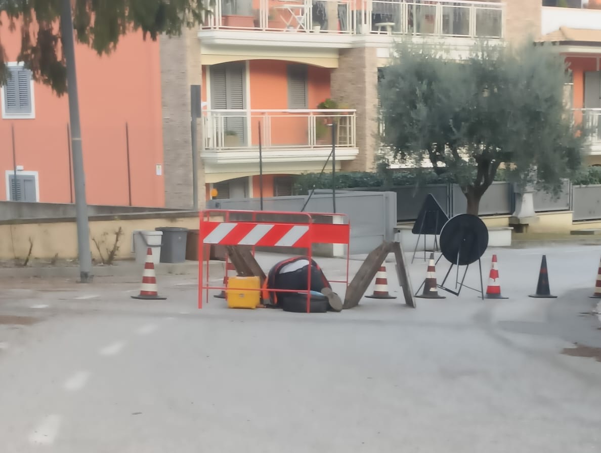 Via Masci sbarrata per lavori alla fibra. Disagi per i residenti