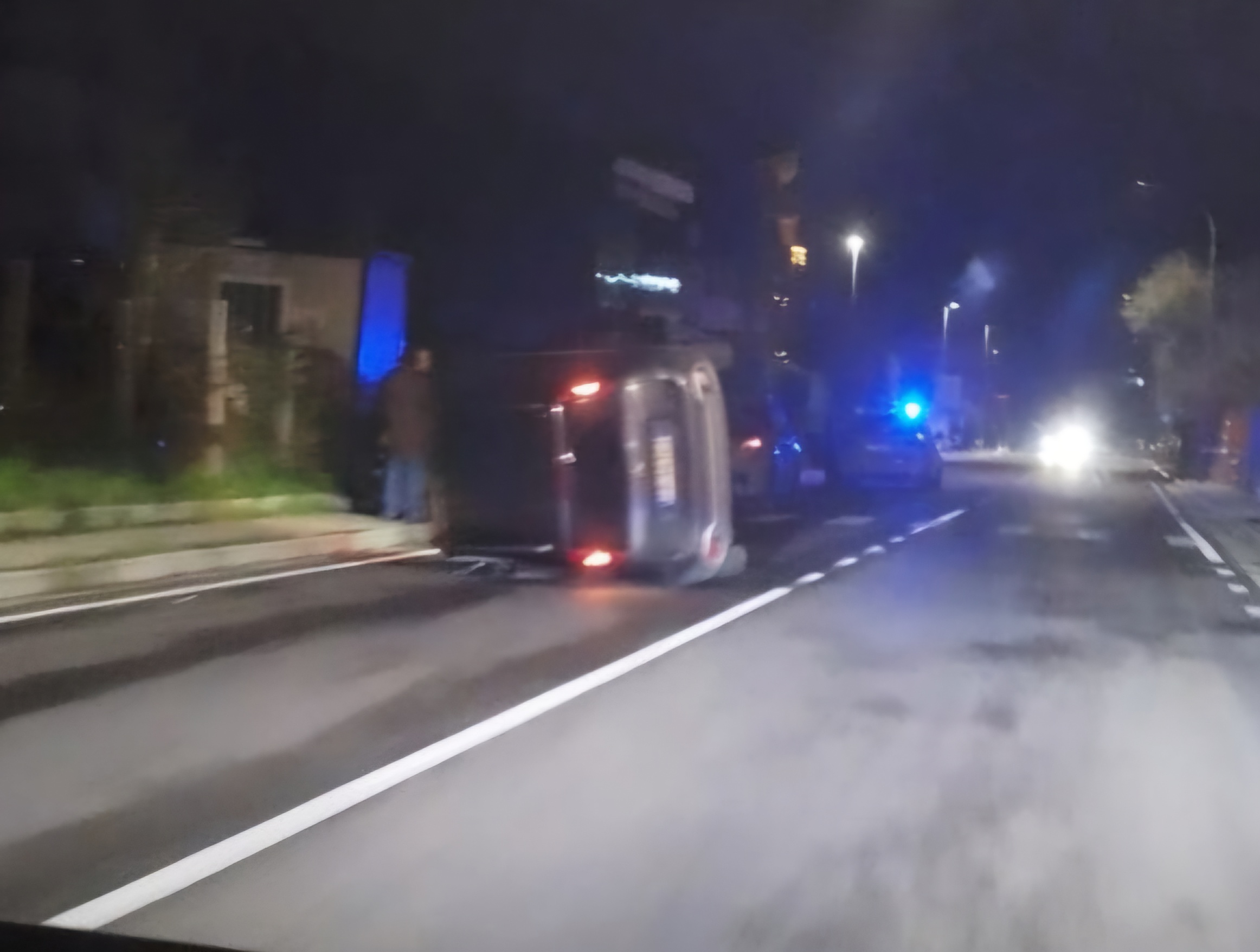 Si ribalta con l’auto a Piano della Lenta