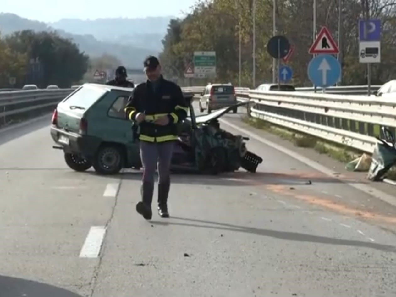 Si schianta contro il guardrail sulla Teramo-Mare. Anziana ricoverata in codice rosso.