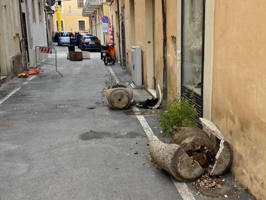 Atto vandalico stanotte ai danni di Rosval Shop. Distrutte le grandi fioriere esterne