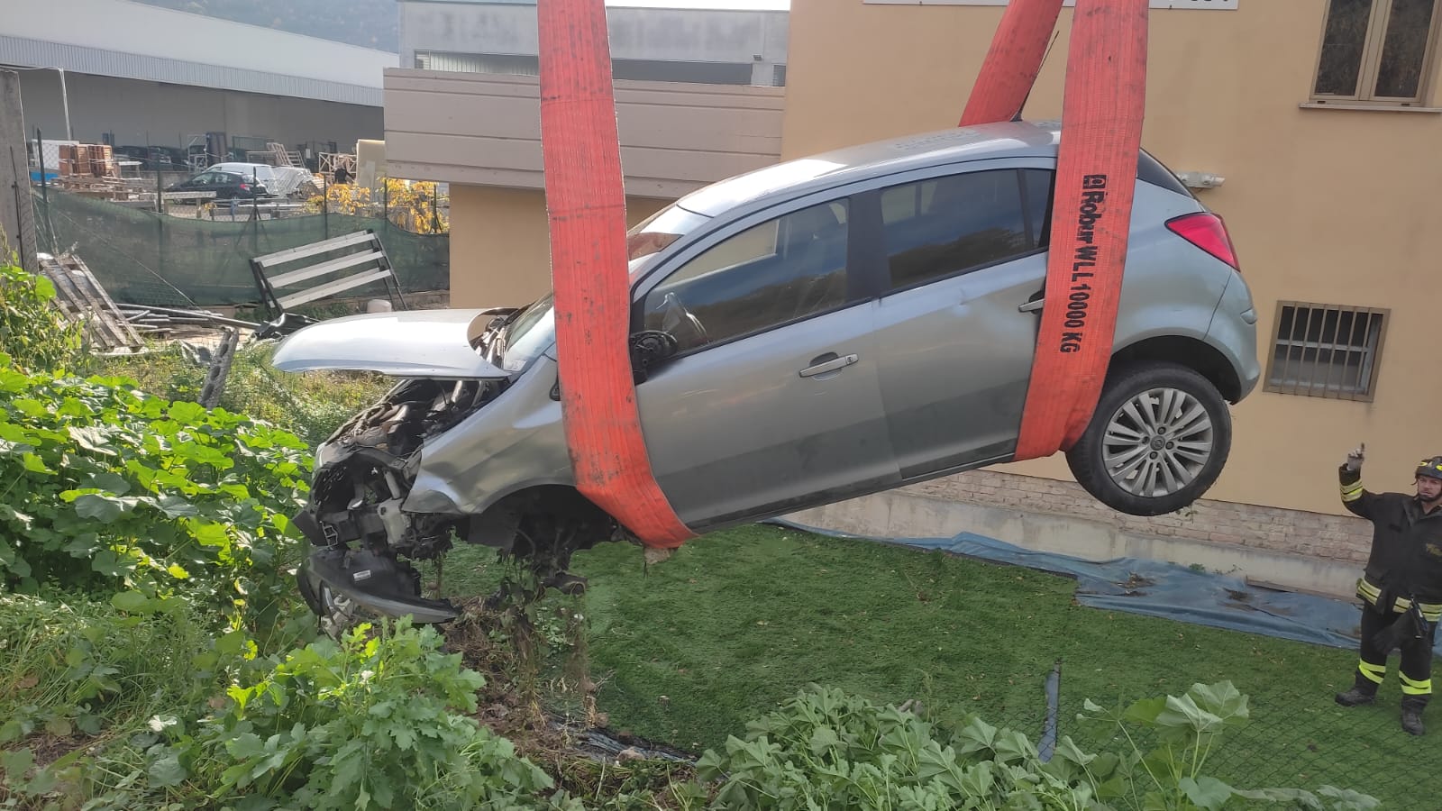 Violento schianto a Colonnella: furgone contro auto, due feriti