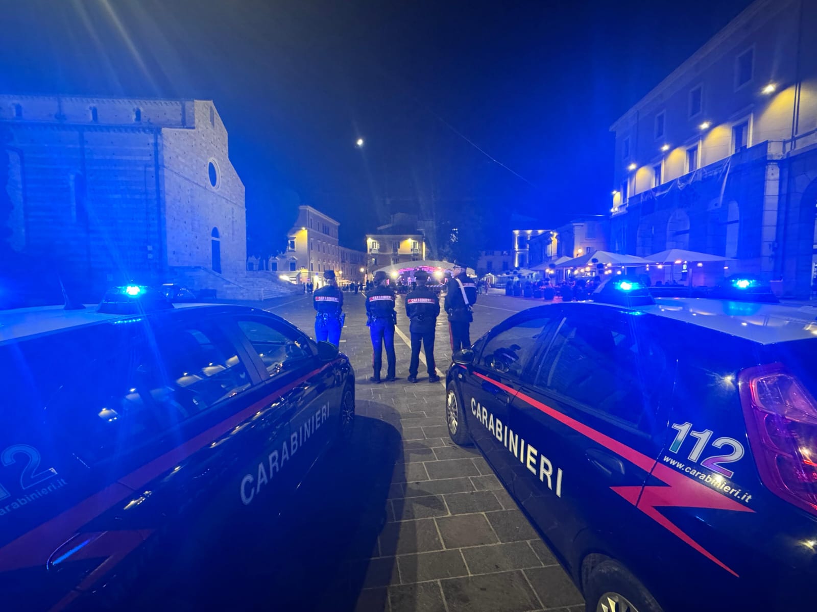 Tentano il furto di un’auto da una concessionaria. Arrestati dai carabinieri