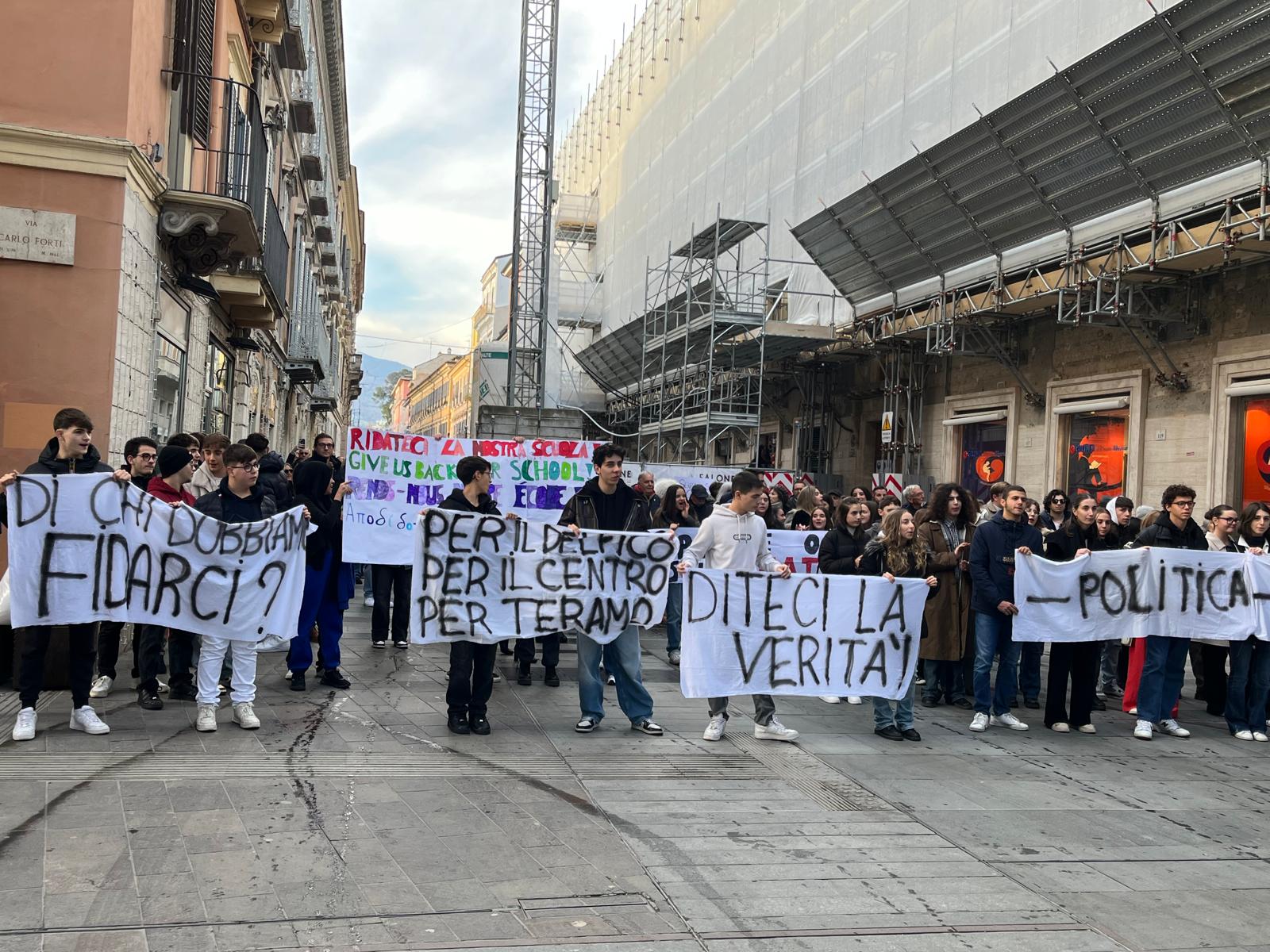 (Video) Il magnifico corteo: I ragazzi del Delfico lanciano un messaggio alla politica: “ascoltateci, non cederemo”