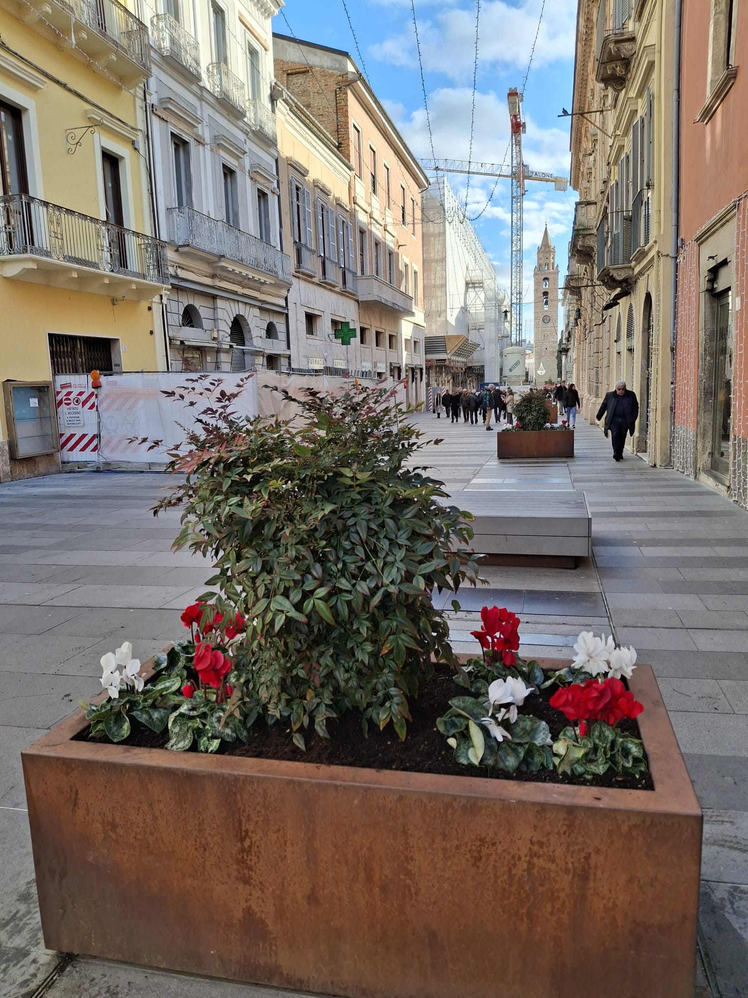 Operazione fioriere: Il corso si colora di bianco e rosso. Meglio tardi che mai