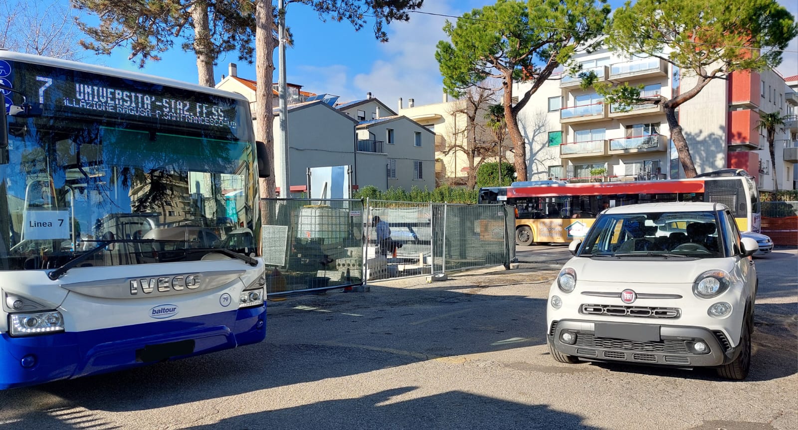 Parcheggio “fai da te” blocca l’autobus in Stazione