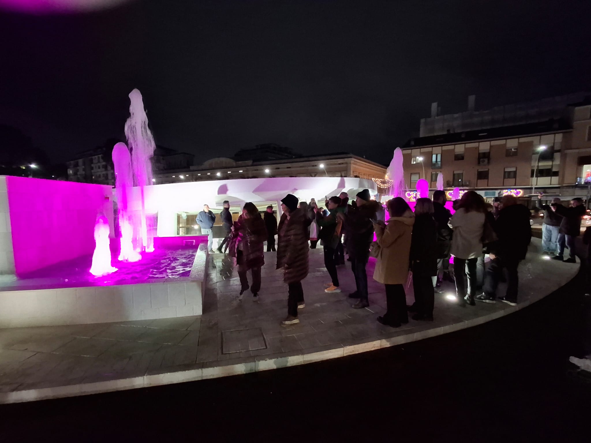 (Video-foto) Ecco la nuova fontana di piazza Garibaldi. Zampilli e colori salutano chi entra in città