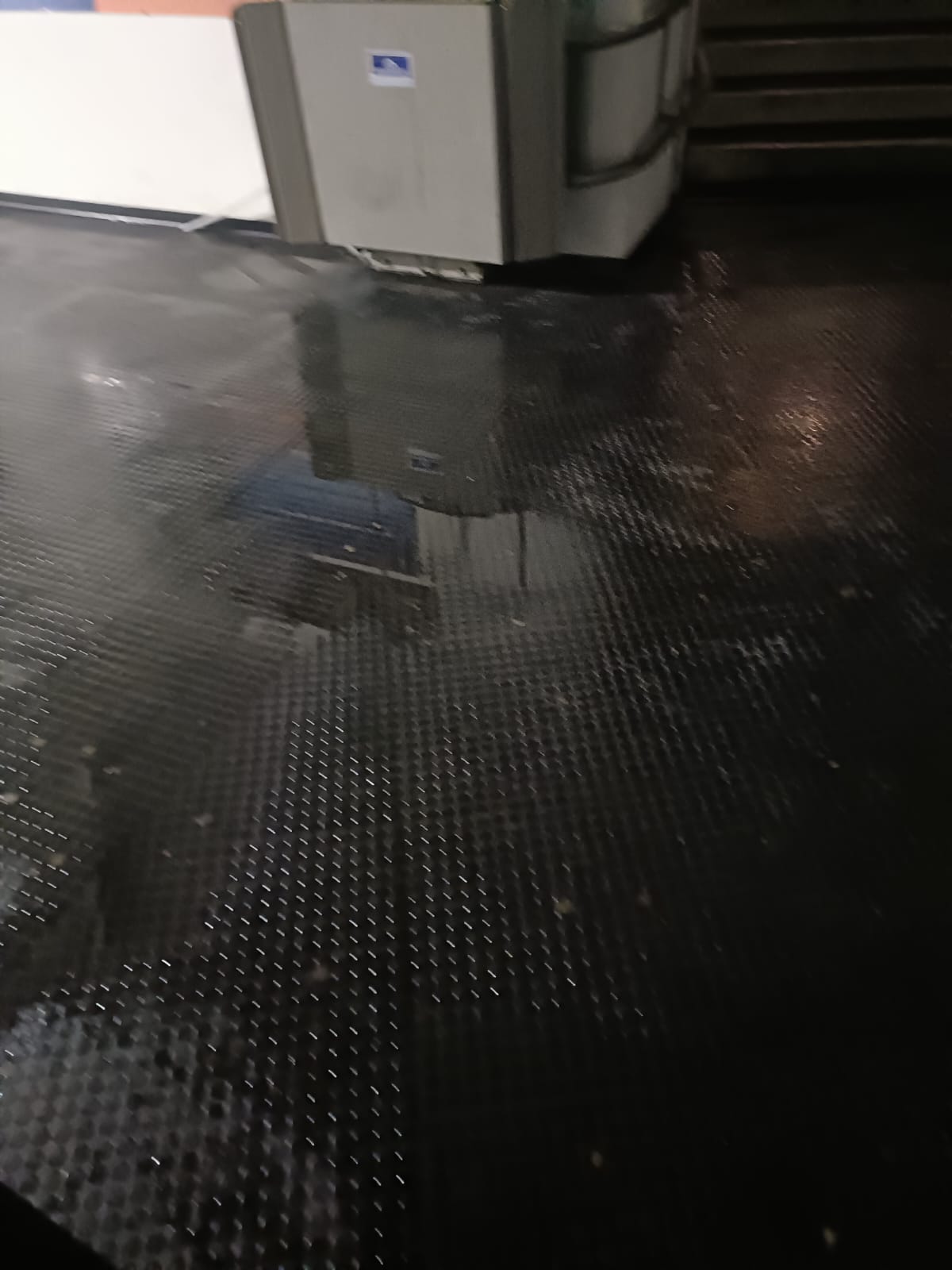 Acqua nel sottopasso di piazza Garibaldi. Probabile perdita dal circuito di distribuzione della nuova fontana