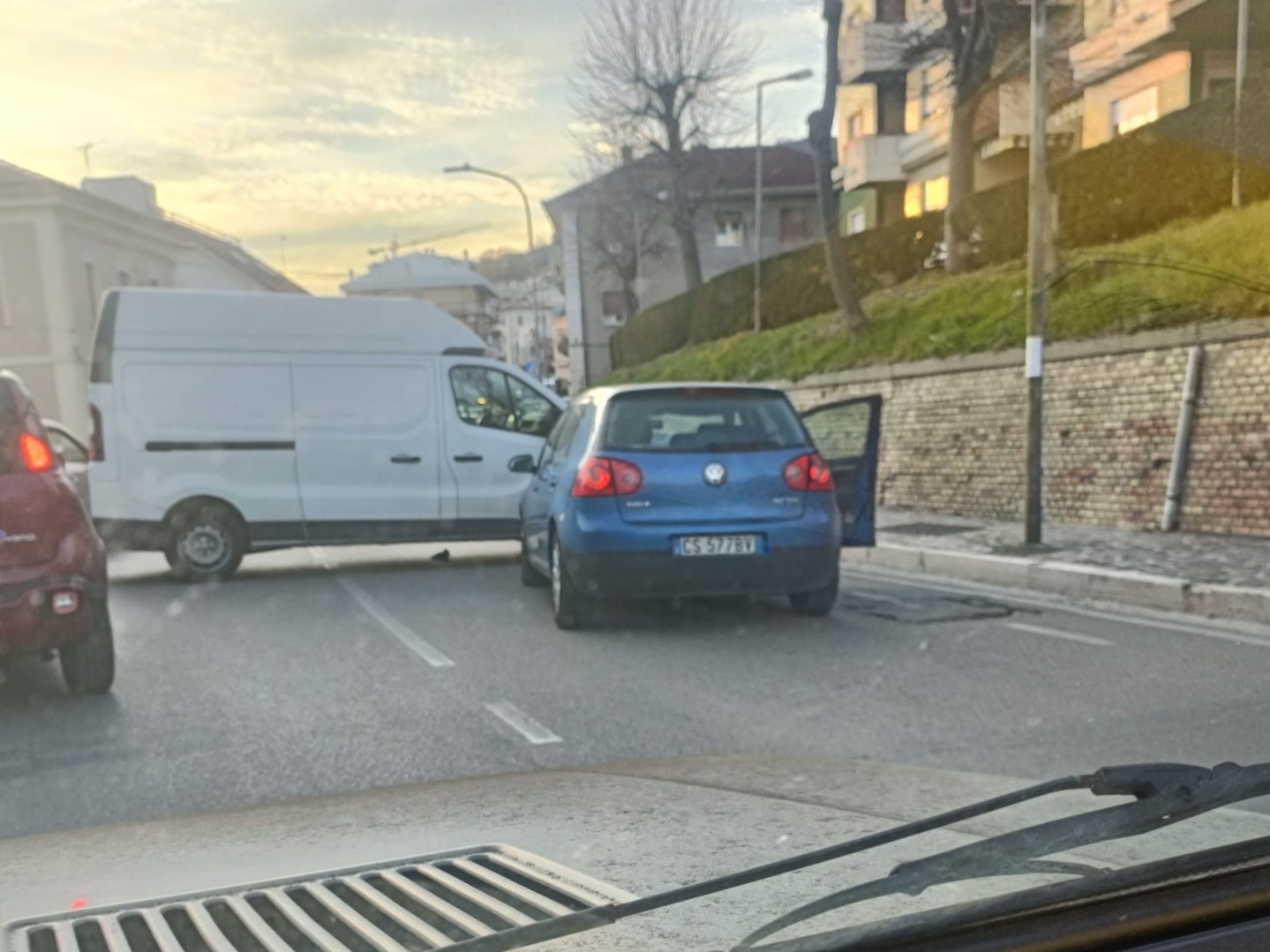Incidente in via Cona tra auto e furgone