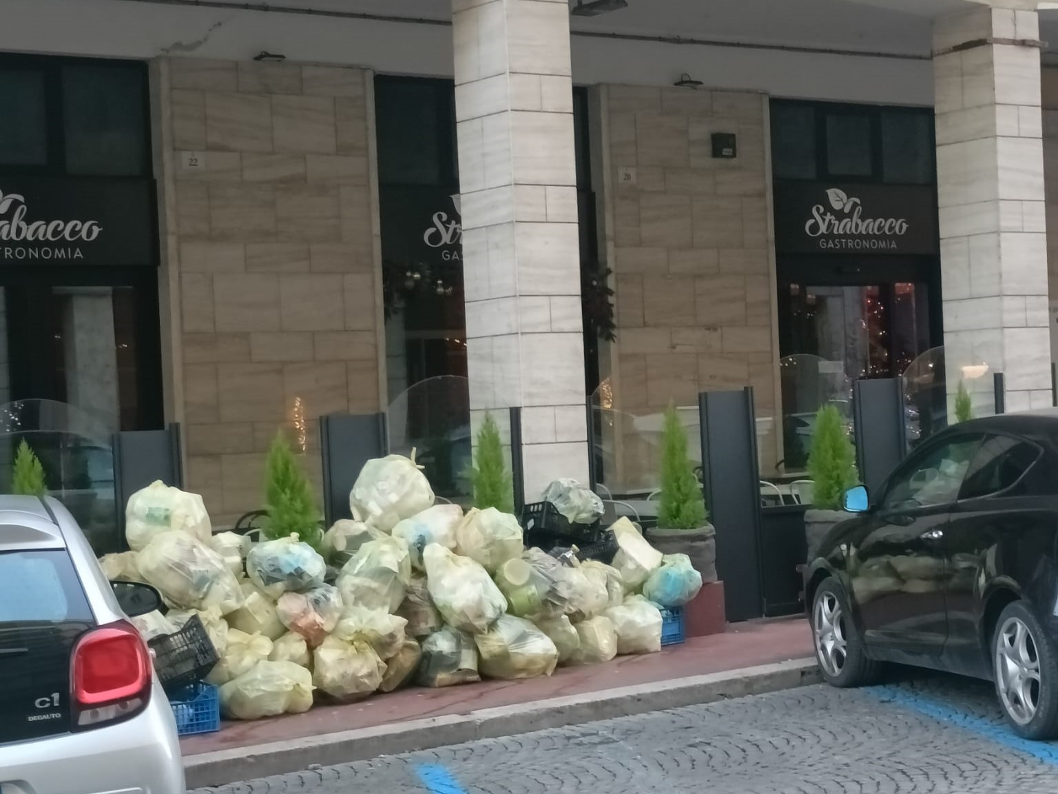 Un lettore ci scrive: “Via Savini come una discarica”