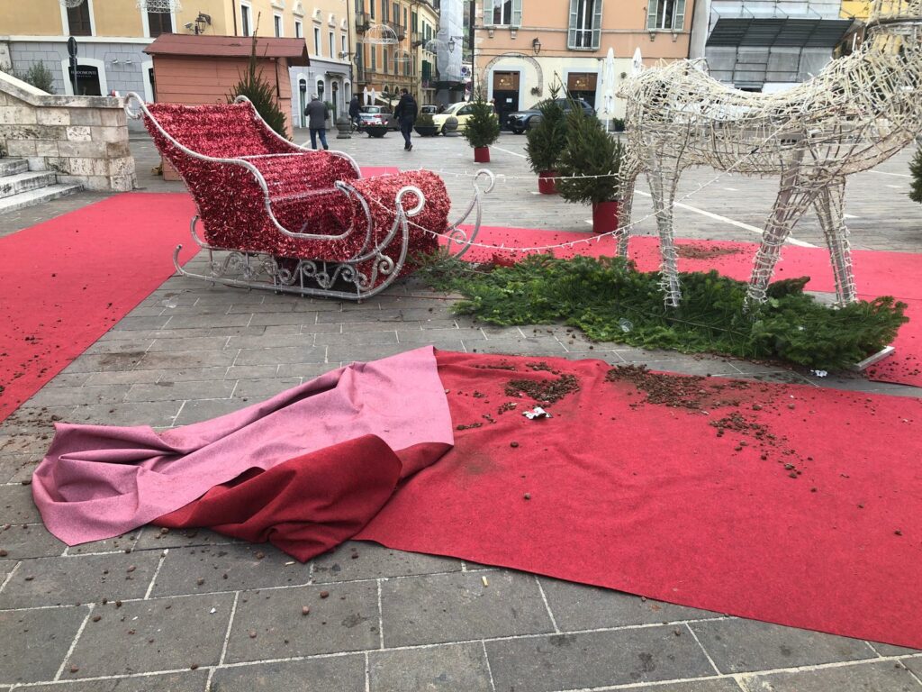 Identificati i vandali che a Teramo hanno distrutto gli addobbi natalizi in piazza Martiri.