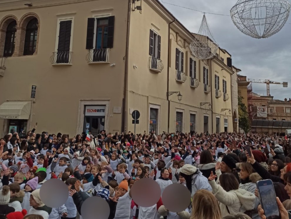 (Video) Teramo. La gioia dei bimbi in piazza Martiri: Canti e balli per la festa dell’Amicizia