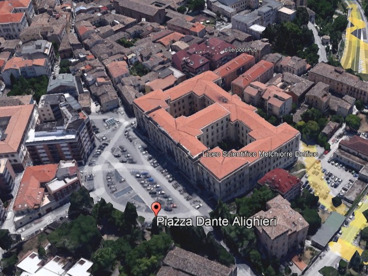 Piazza Dante. Da simbolo della cultura a terra di nessuno