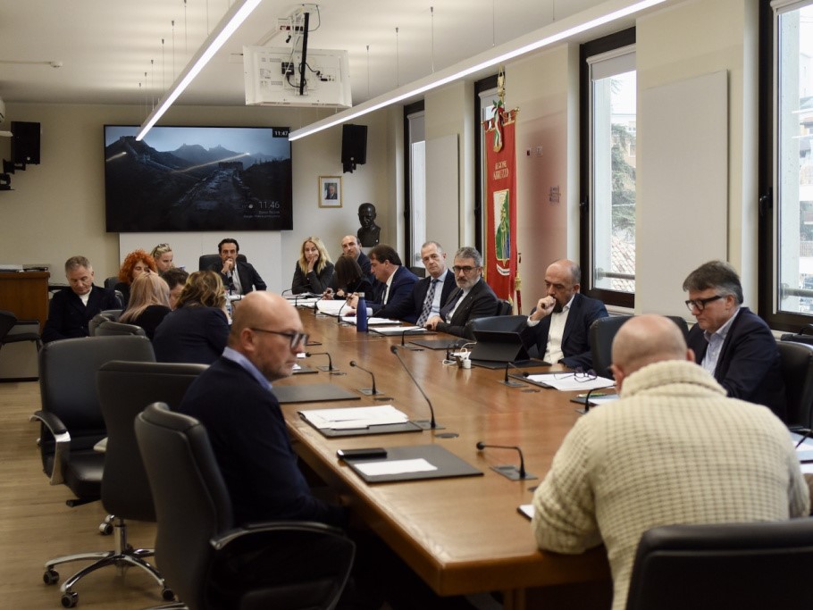 Regione Abruzzo: avanti con i fondi per le famiglie. I sindacati: “Sulle aggressioni ai sanitari la Asl si costituisca parte civile”