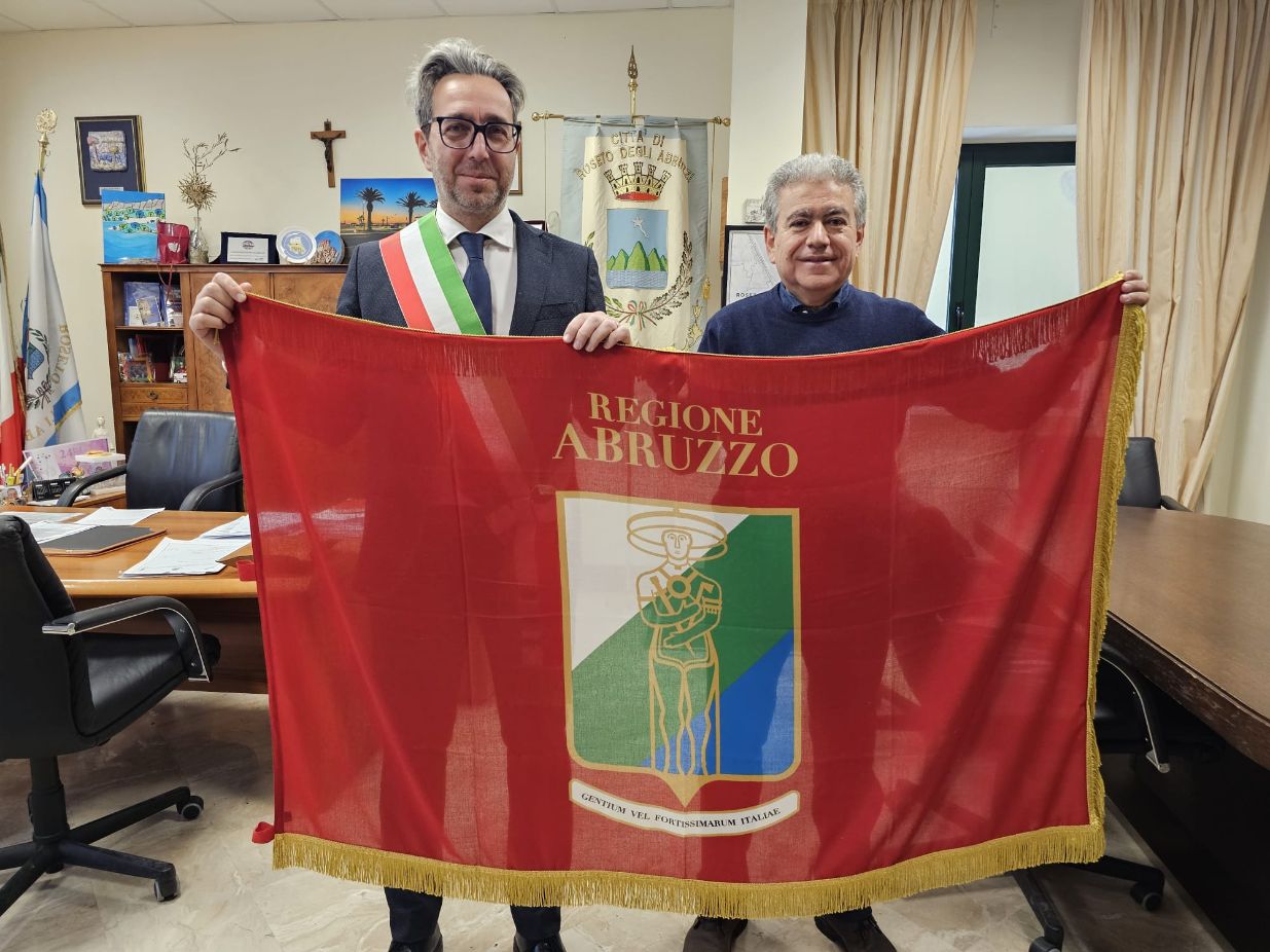 Anche a Roseto consegnata la nuova bandiera della Regione Abruzzo. La cerimonia in Municipio questa mattina