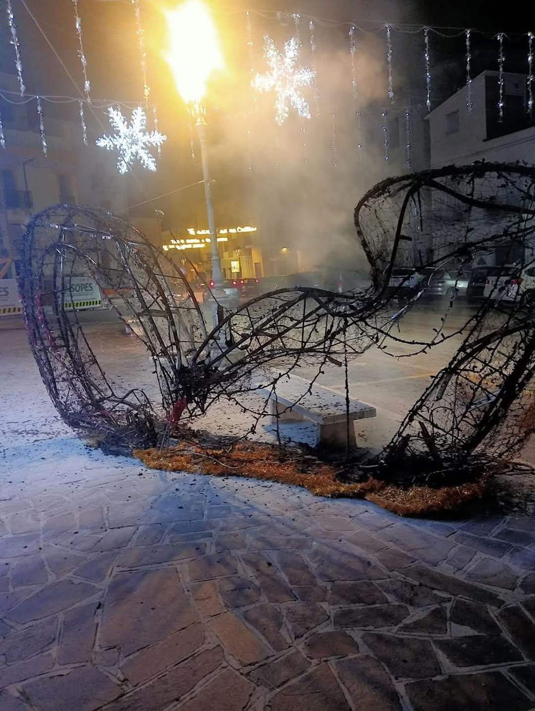 Mosciano. Incendiate e distrutte le luminarie di piazza Saliceti: un atto vandalico