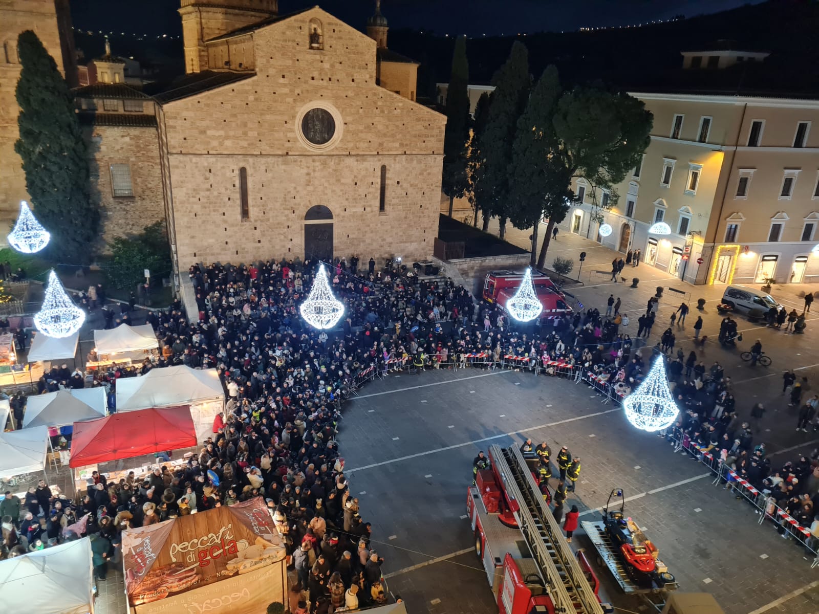 (Video) Incanta la Magia della Befana dei Vigili del Fuoco: spettacolare discesa in Piazza Martiri della Libertà”
