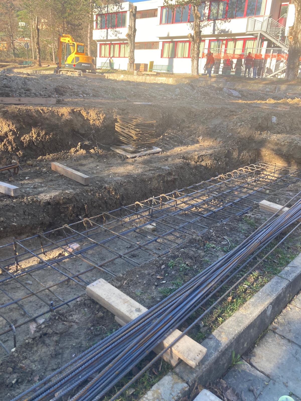 Il Comune multa la Provincia per lavori non autorizzati nel cantiere del campus scolastico. Sabato intanto parte la raccolta firme per una soluzione in Centro