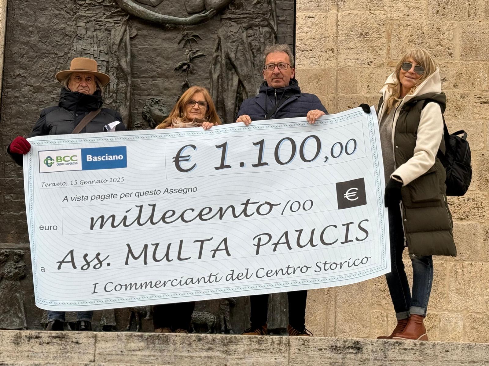 I commercianti del centro consegnano come ogni anno l’assegno di beneficenza alla Multa Paucis